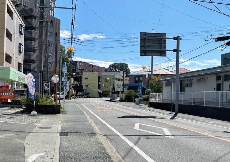 そのまま三軒町通り（県道37号線）を85メートルほど進むと右側に肥後銀行北熊本支店（看板）が見えます。