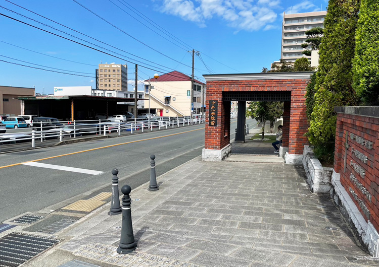 そのまま三軒町通り（県道37号線）を1000メートルほど進むと右側に九州ルーテル学院大学（ルーテル学院前バス停）が見えます。